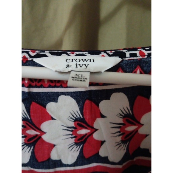 Crown & Ivy Shirts MultiColor Womens Size XLarge XL V Neck Rayon Red White Black - Picture 2 of 4